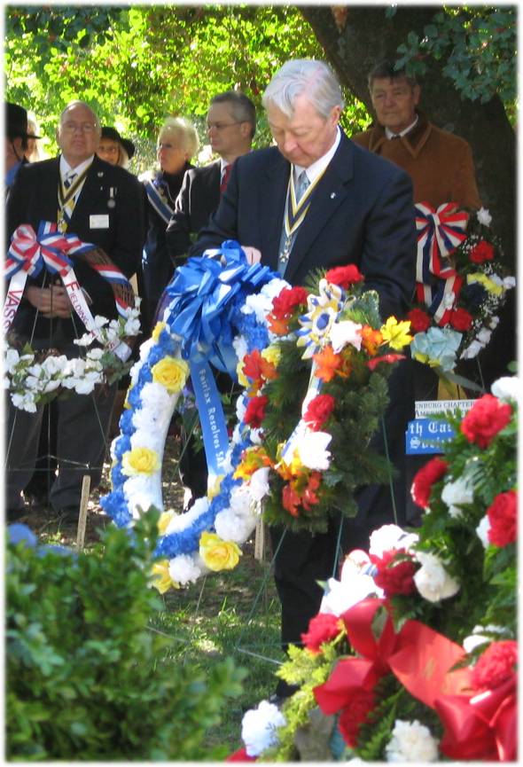 C.A.R. members carry the Virginia State wreath to the grave of Thomas Nelson, Jr.