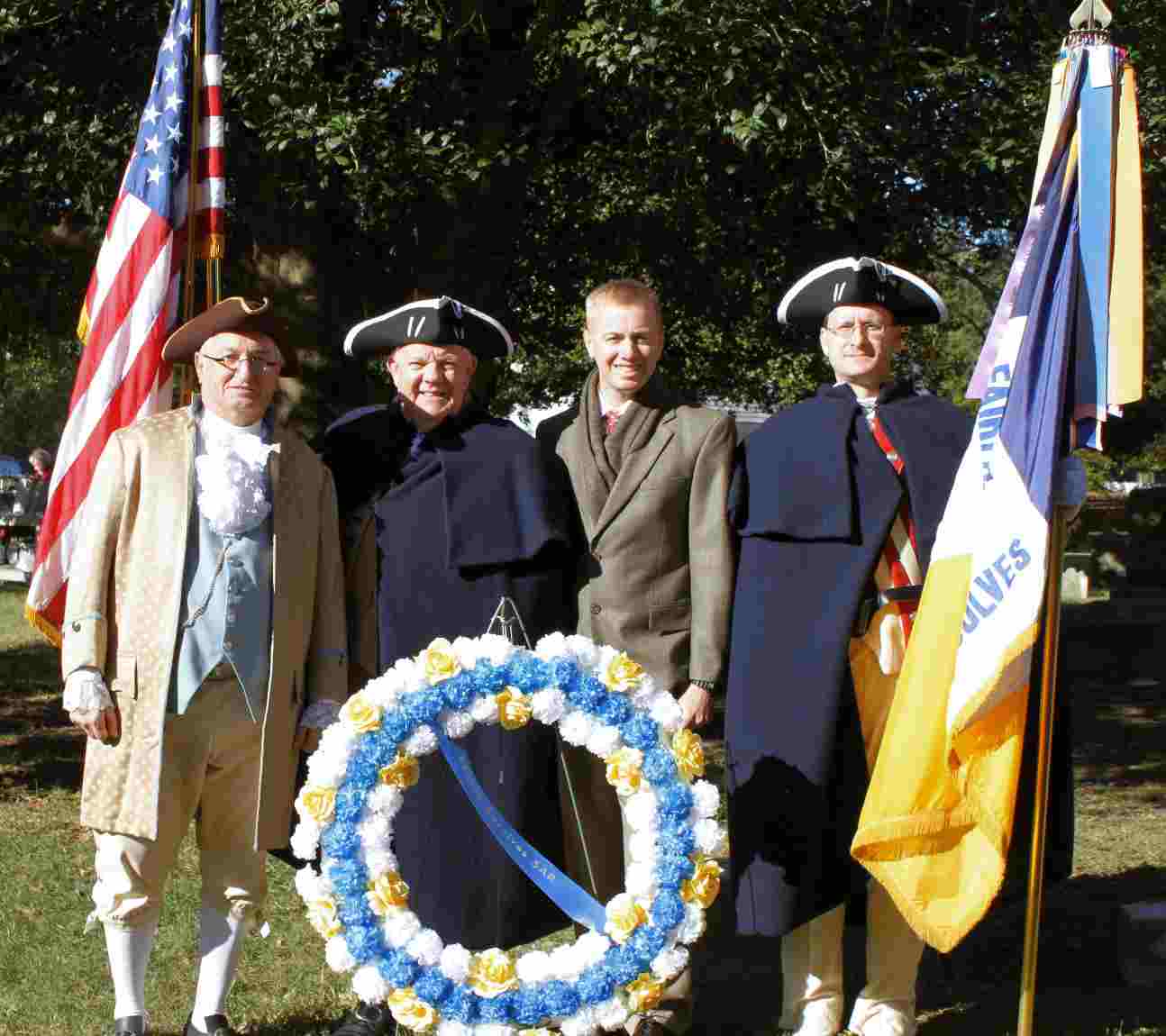 Compatriots Larry McKinley and Darrin Schmidt with two descendants of Thomas Nelson Jr.